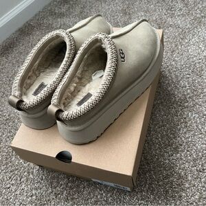 UGG Tazz Platform Slippers Mustard Seed Size 9 Women’s‎